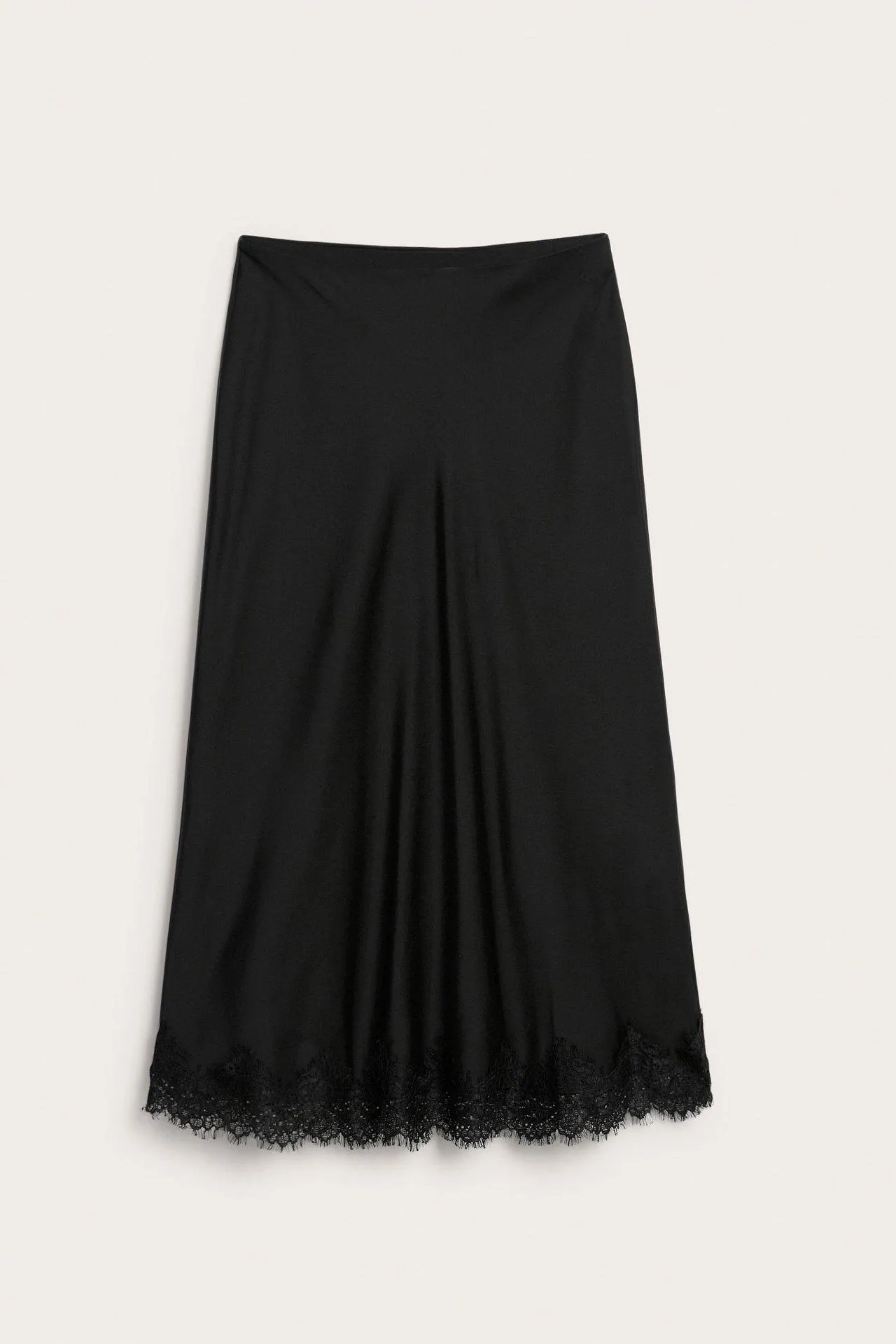 Satengskjørt med blondekanter