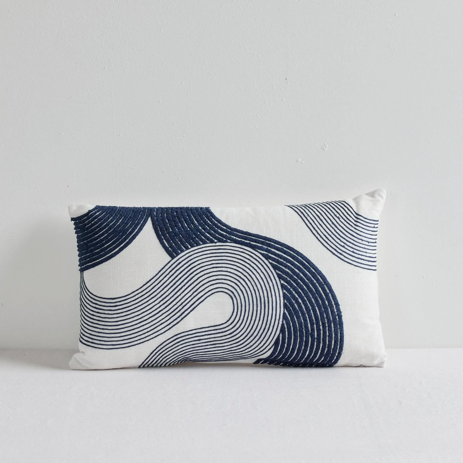 Swirl Cushion - 30x50cm - White/Deep Blue