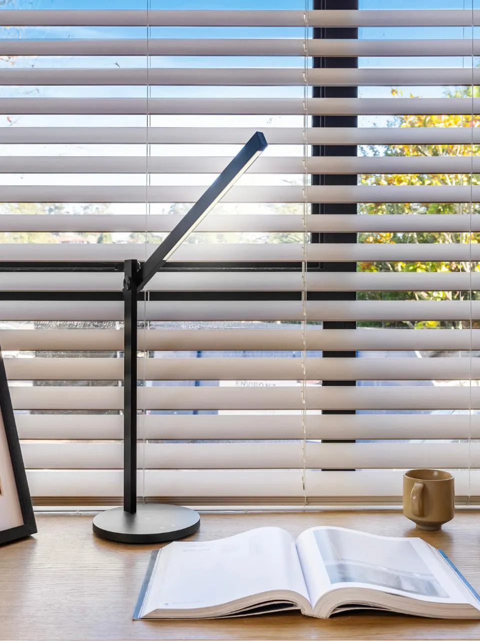 Linear Wireless Charge Table Lamp Black