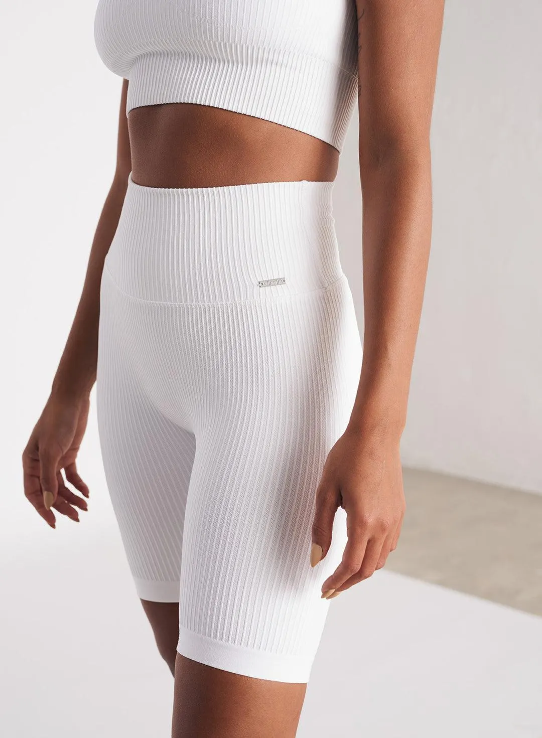 WHITE RIBBED SEAMLESS BIKER SHORTS