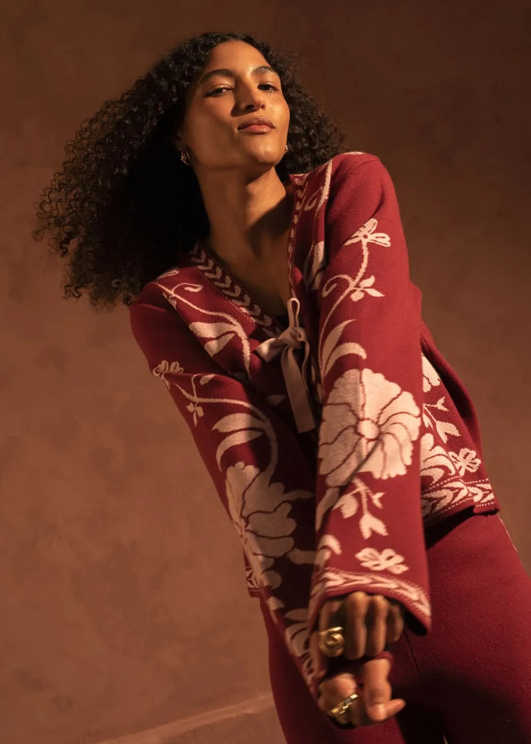 Blommig jacquardstickad cardigan