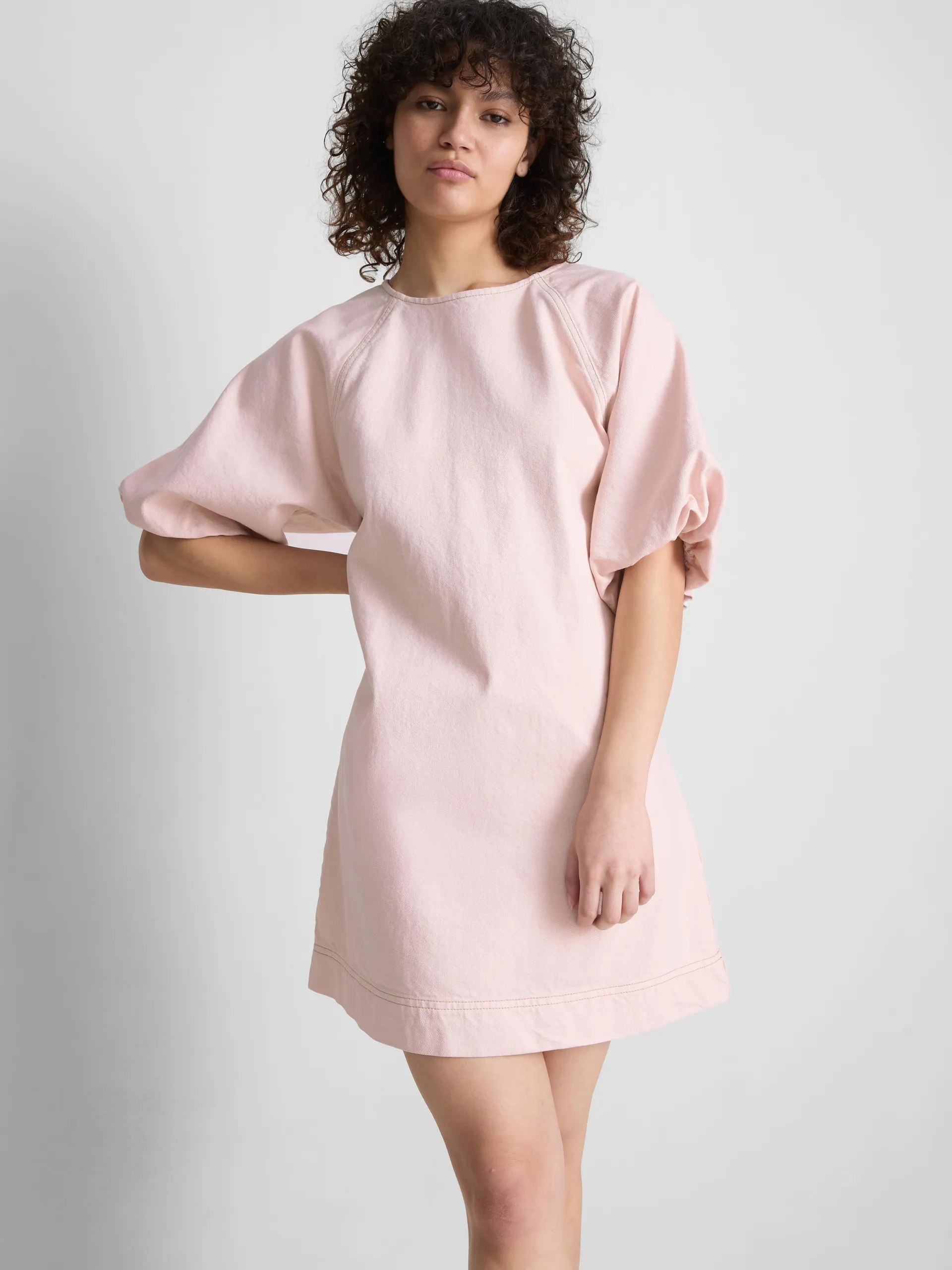 Mini-robe en denim de coton à manches bouffantes