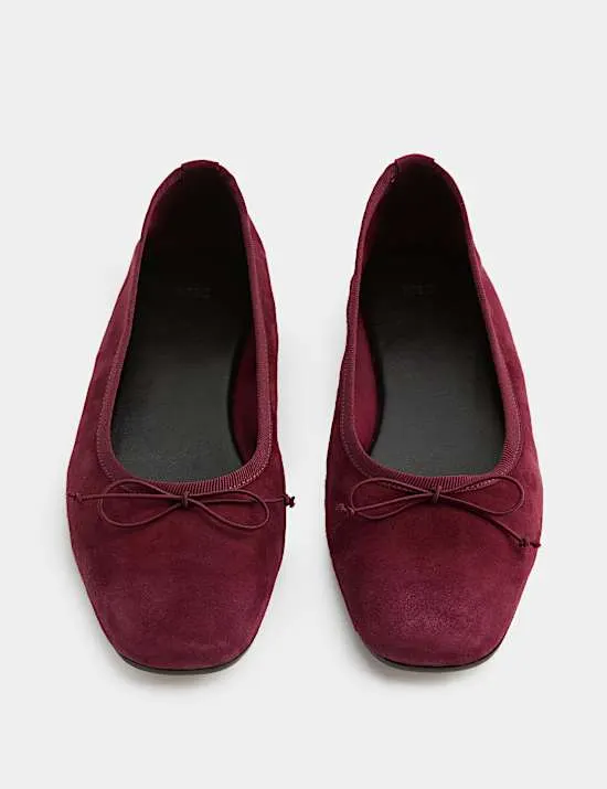 Flache Ballerinas aus Wildleder mit runder Zehenpartie und Schleife