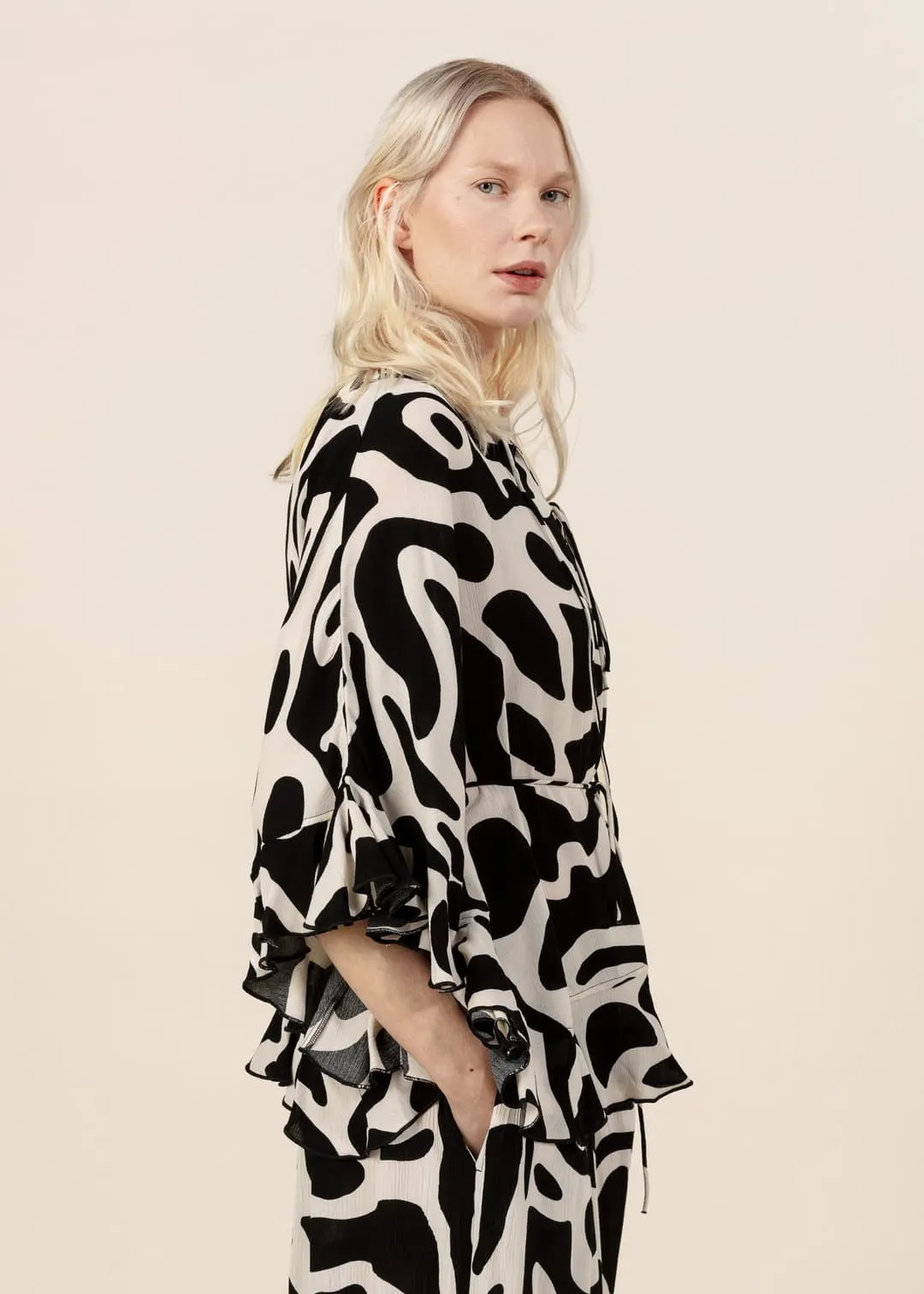 Mönstrad blus med volang