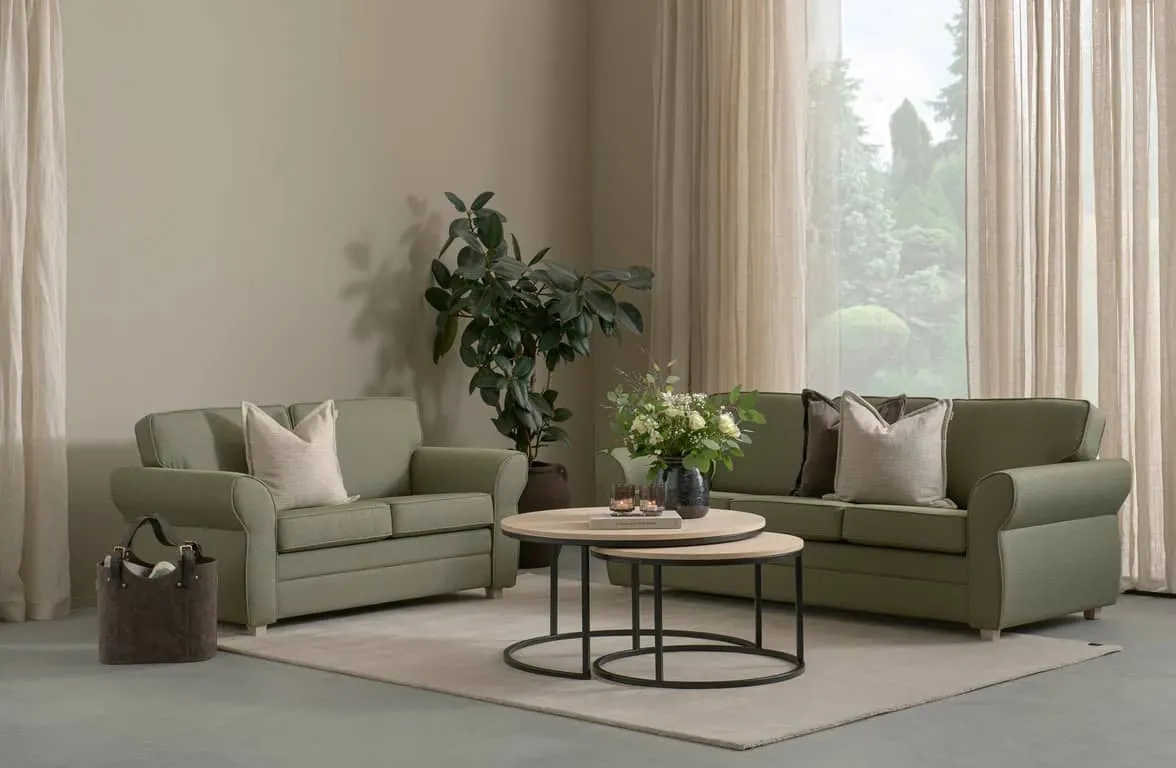 Brunstad Nevada 3+2-seter sofa Stoff Nola Green, hvitoljet ben