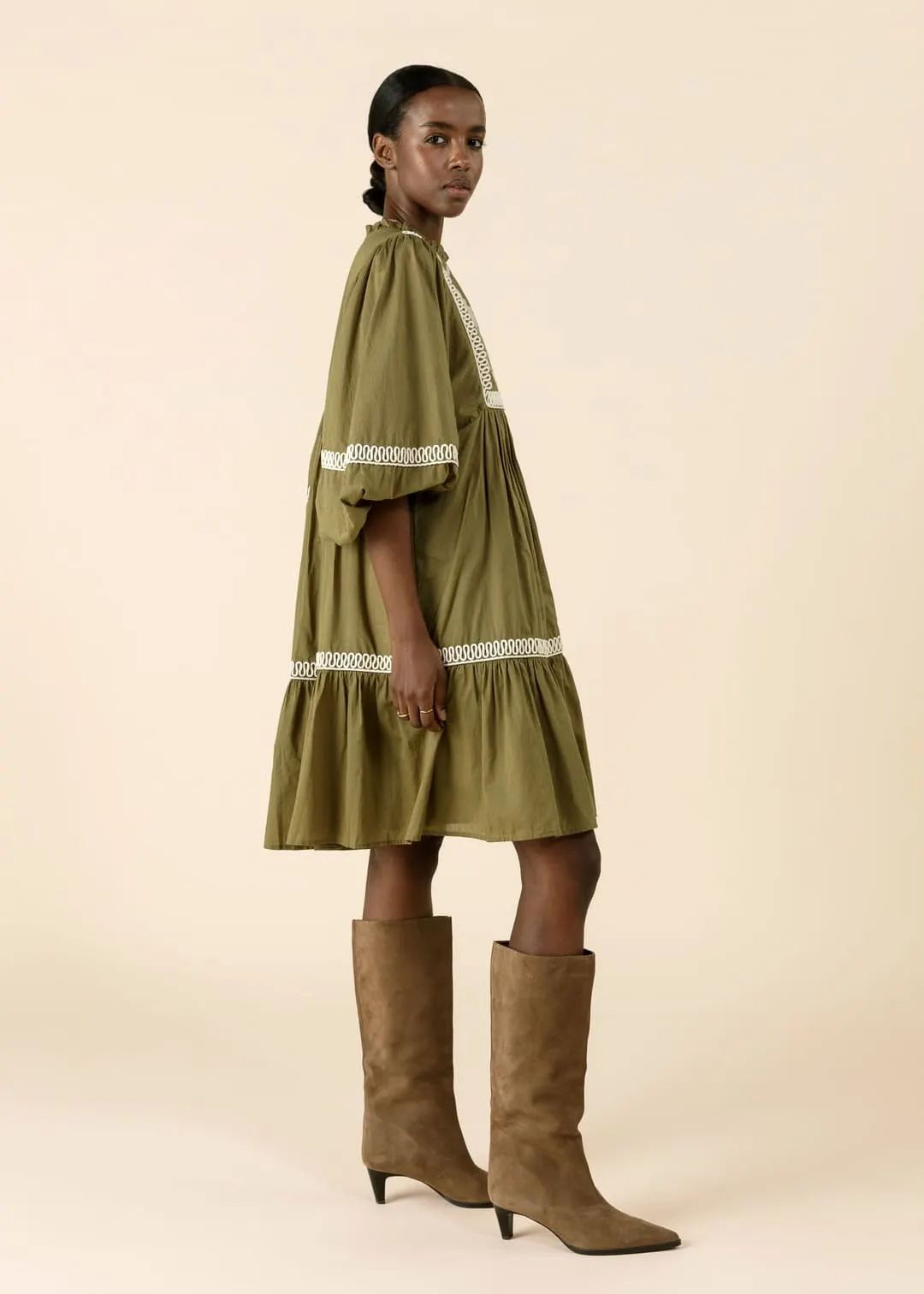 Broderad tunika med puffärm