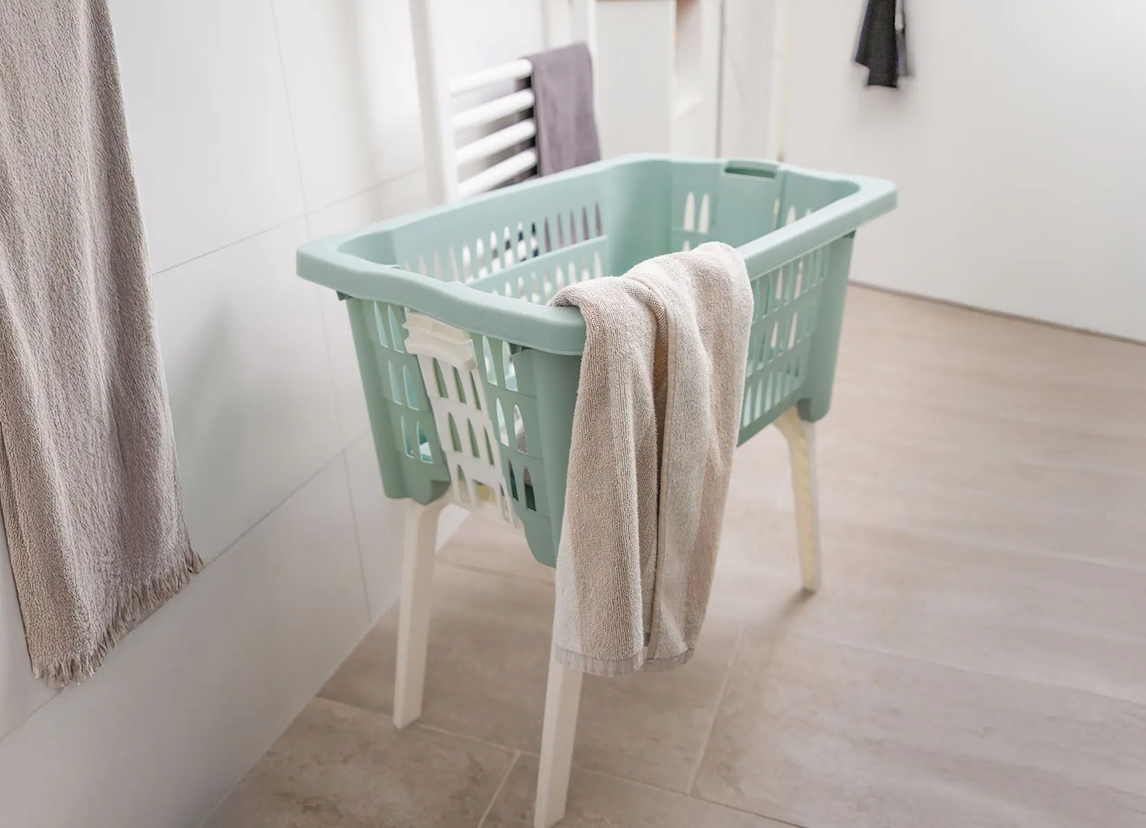 Wäschekorb mit ausklappbaren Beinen 59x39x58cm