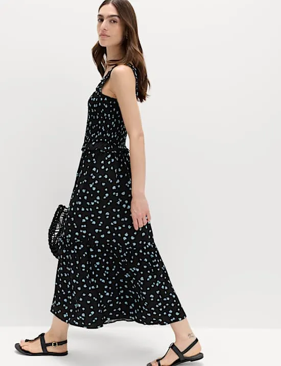 Tailliertes Midikleid mit eckigem Ausschnitt und Muster