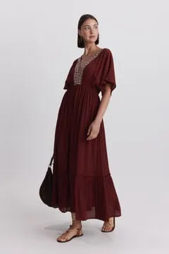 Vestido midi bordado en escote