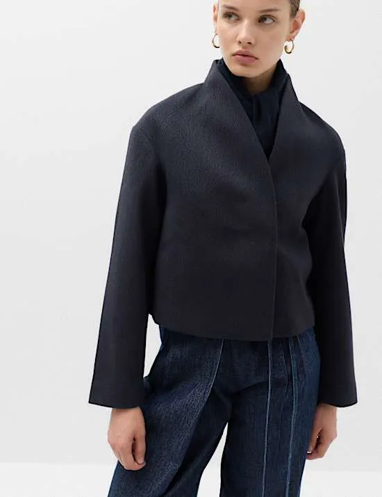 Kurze Jacke mit Wickelkragen und Strukturmuster