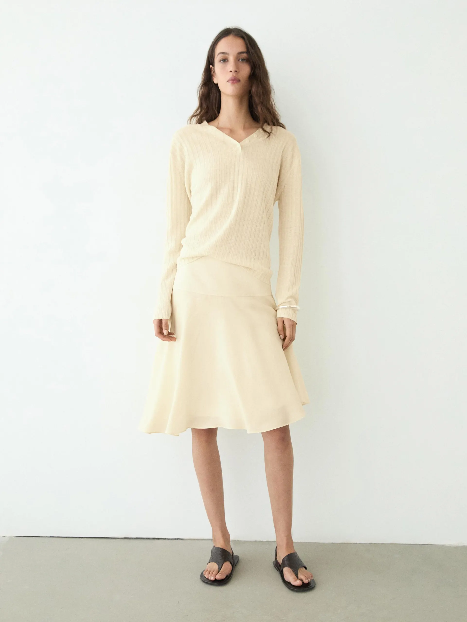 Splývavá asymetrická midi sukně