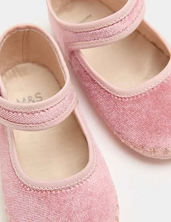 Kinderwagen-Ballerinas aus Samt für Babys mit Schleife und Ziernaht (0–18 M.)