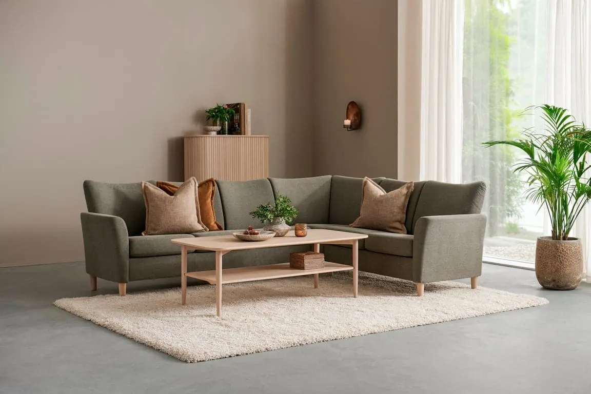 Brunstad Oda hjørnesofa Modulsofa. Oppsett B53 (3vinkel2) stoff Saga Forest, ben hvitpigmentert