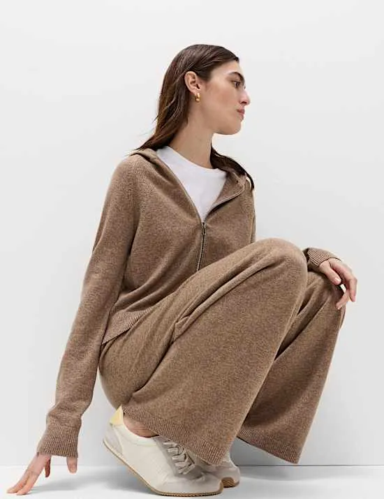 Strickhose aus Luftgarn mit weitem Bein