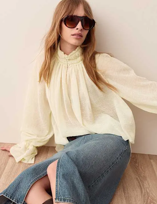 Bluse mit Falte, Raffung und hohem Kragen