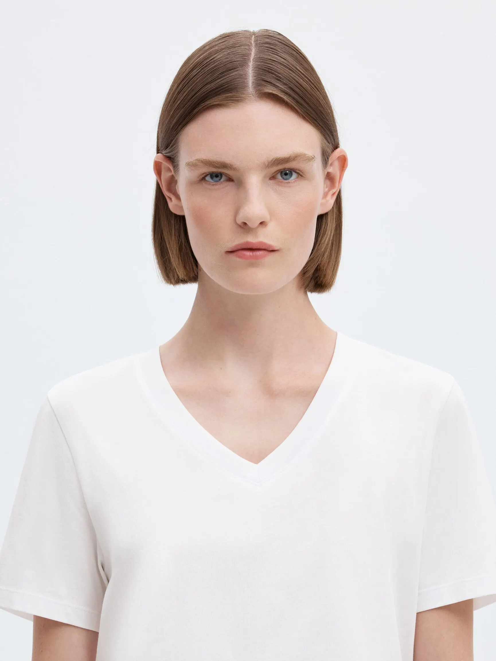 KLASSISK V-NECK T-SKJORTE