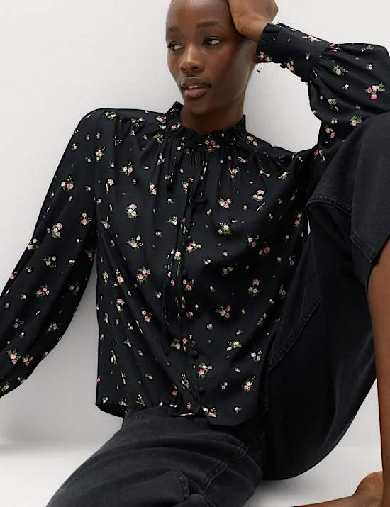 Bluse mit Krawattenkragen, durchgehender Knopfleiste und Blumenmuster