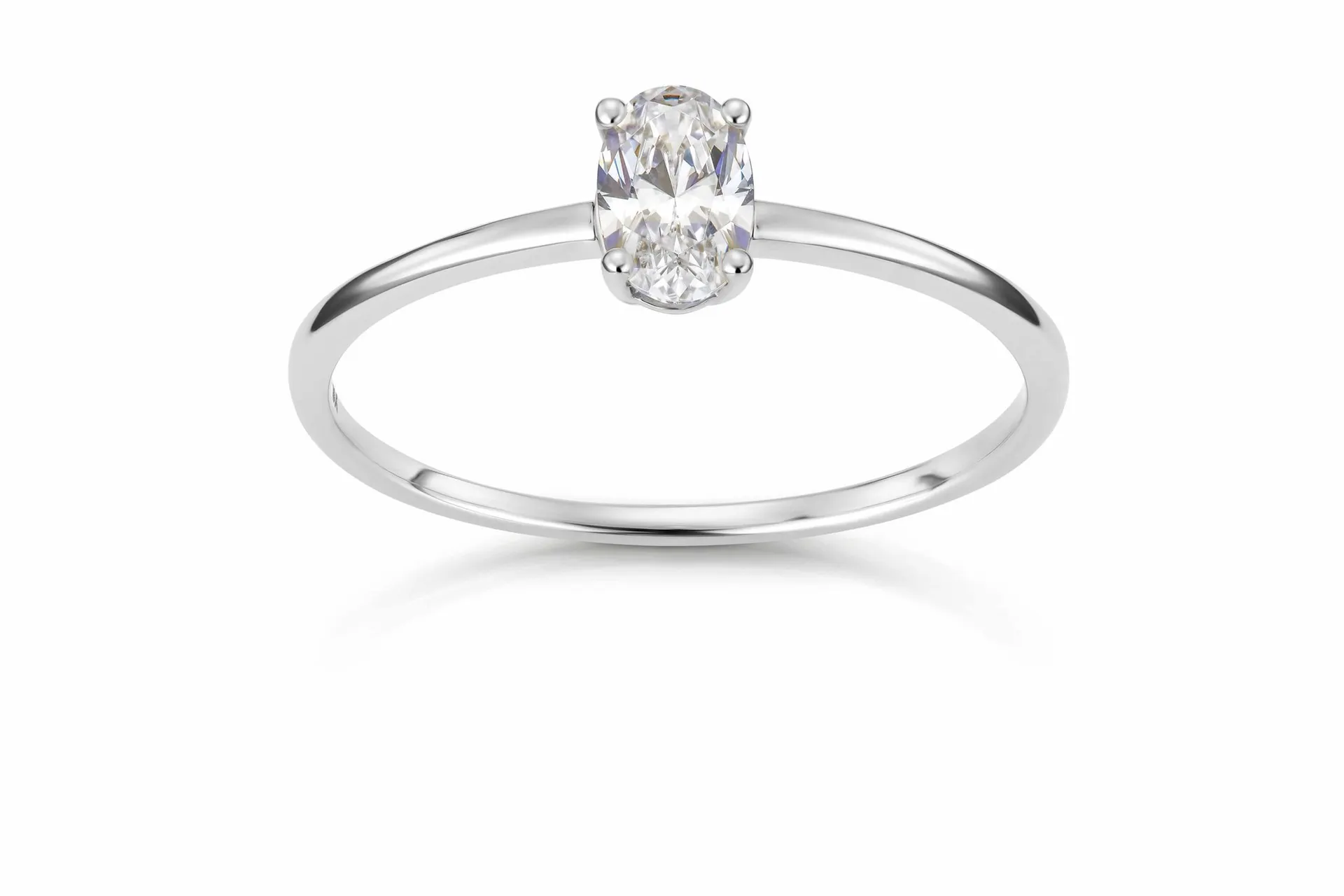 Ring med oval sten i 375 hvitt gull