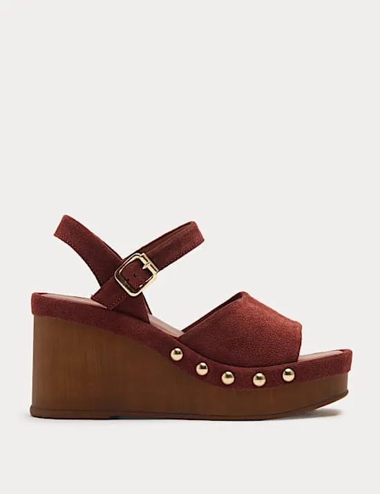 Zehenfreie Clogs aus Wildleder mit Keilabsatz und Nieten