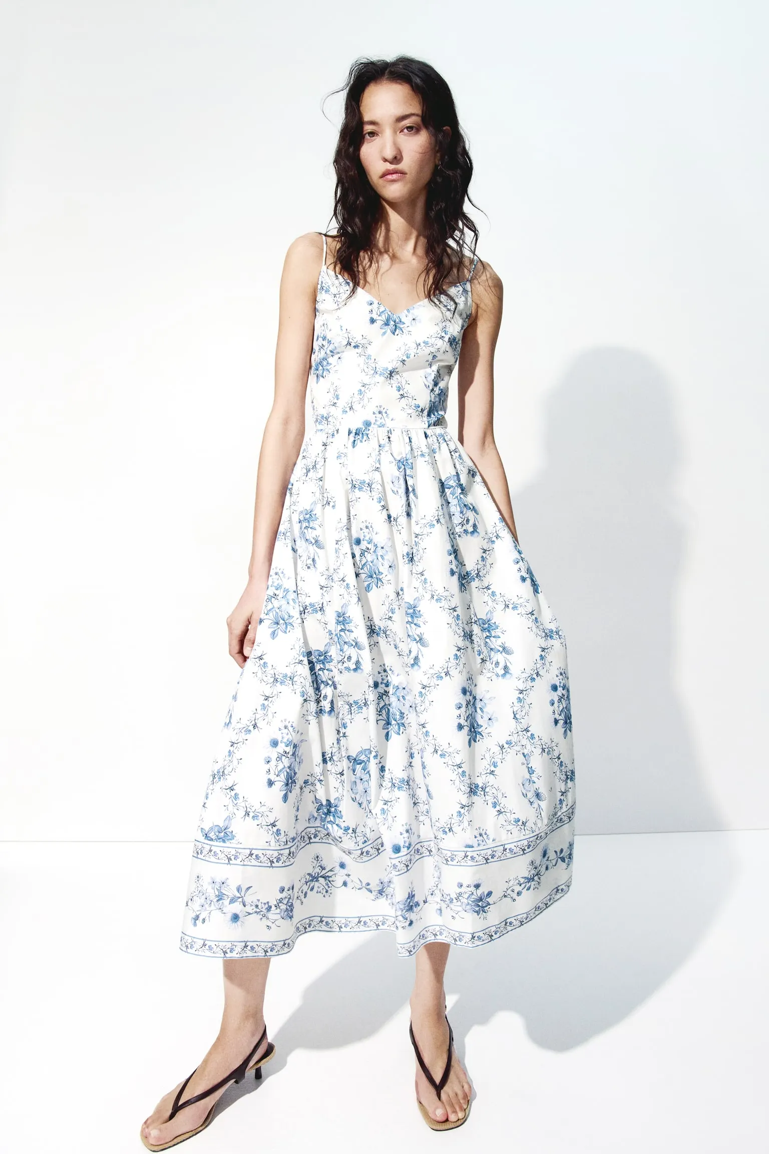 Vestido de tirantes con vuelo