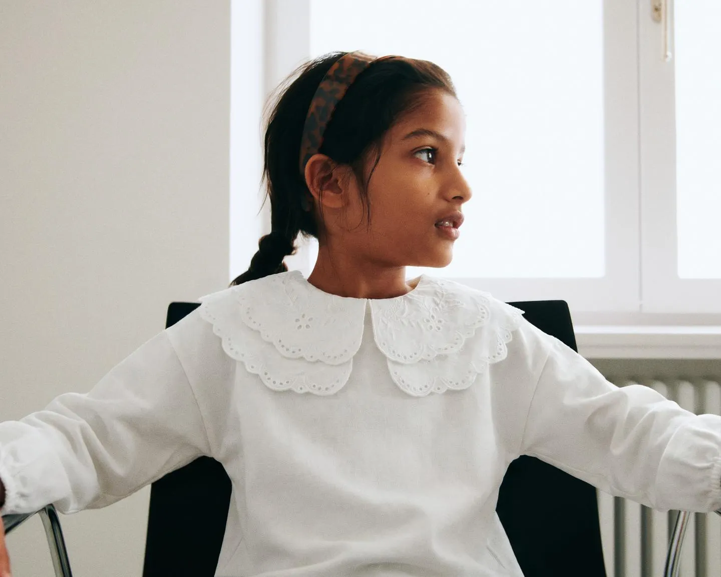 EMBROIDERED CONTRAST COLLAR T-SHIRT