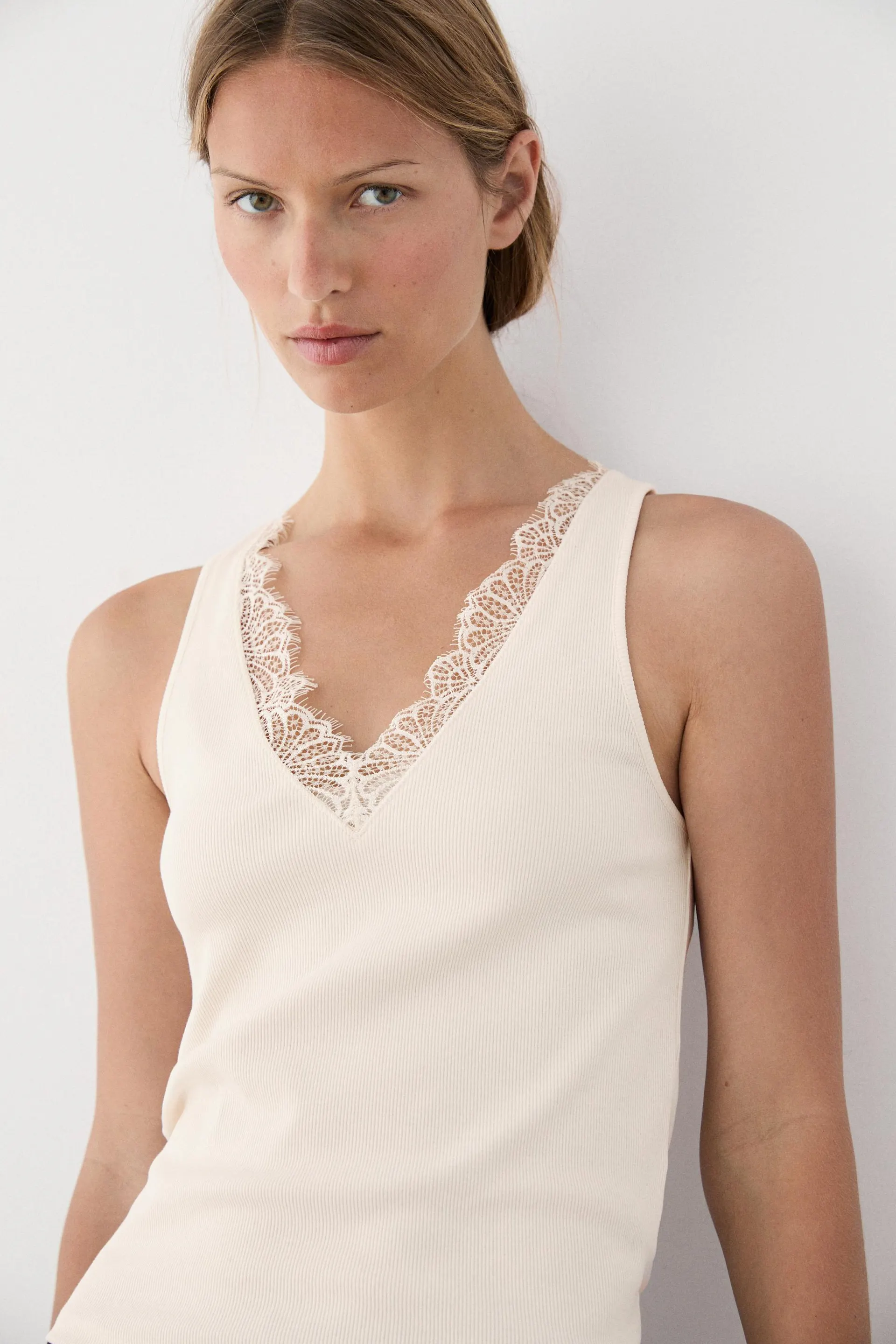 Top met V-hals en kanten detail