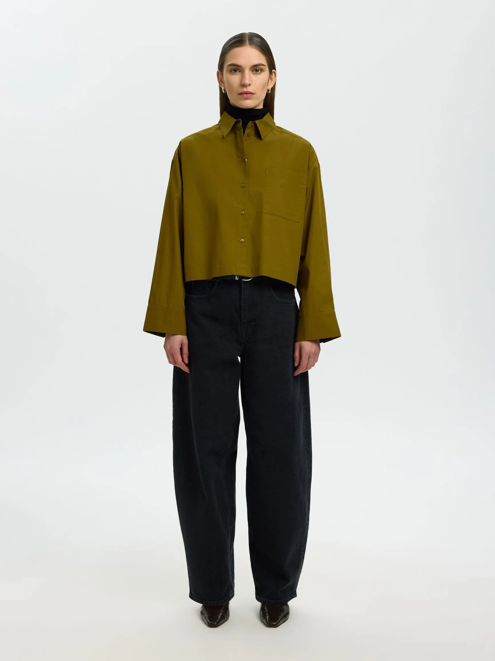 BOXY PASSFORM CROPPED SKJORTE