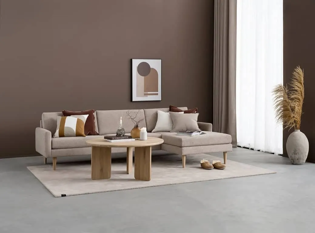 Hjellegjerde 3 seter med sjeselong 3 seter duo + stor sjeselong, armlen 23, fast/fast puter, stoff Perolly dark beige