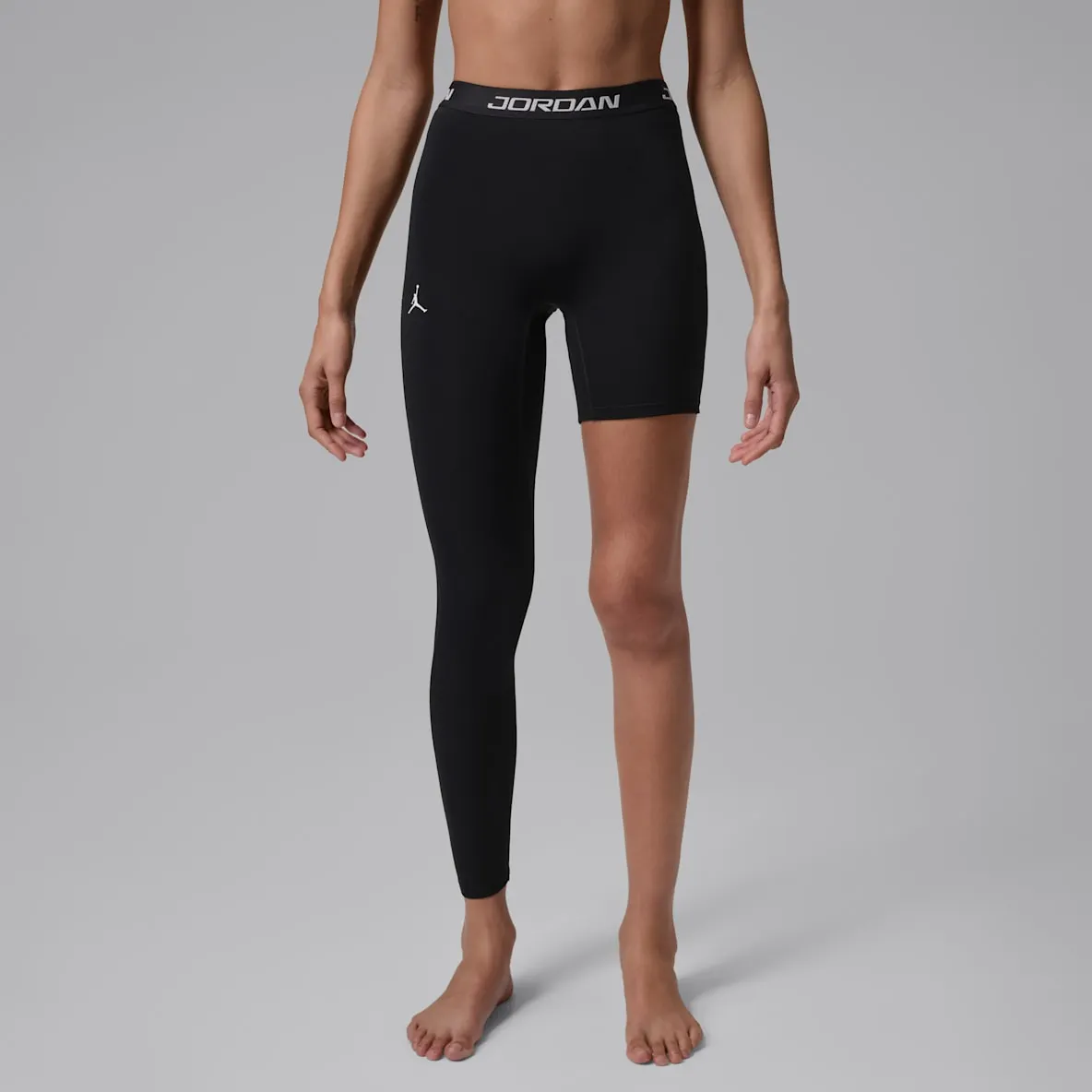 Baskettights med høyt liv og ett ben til dame (høyre)