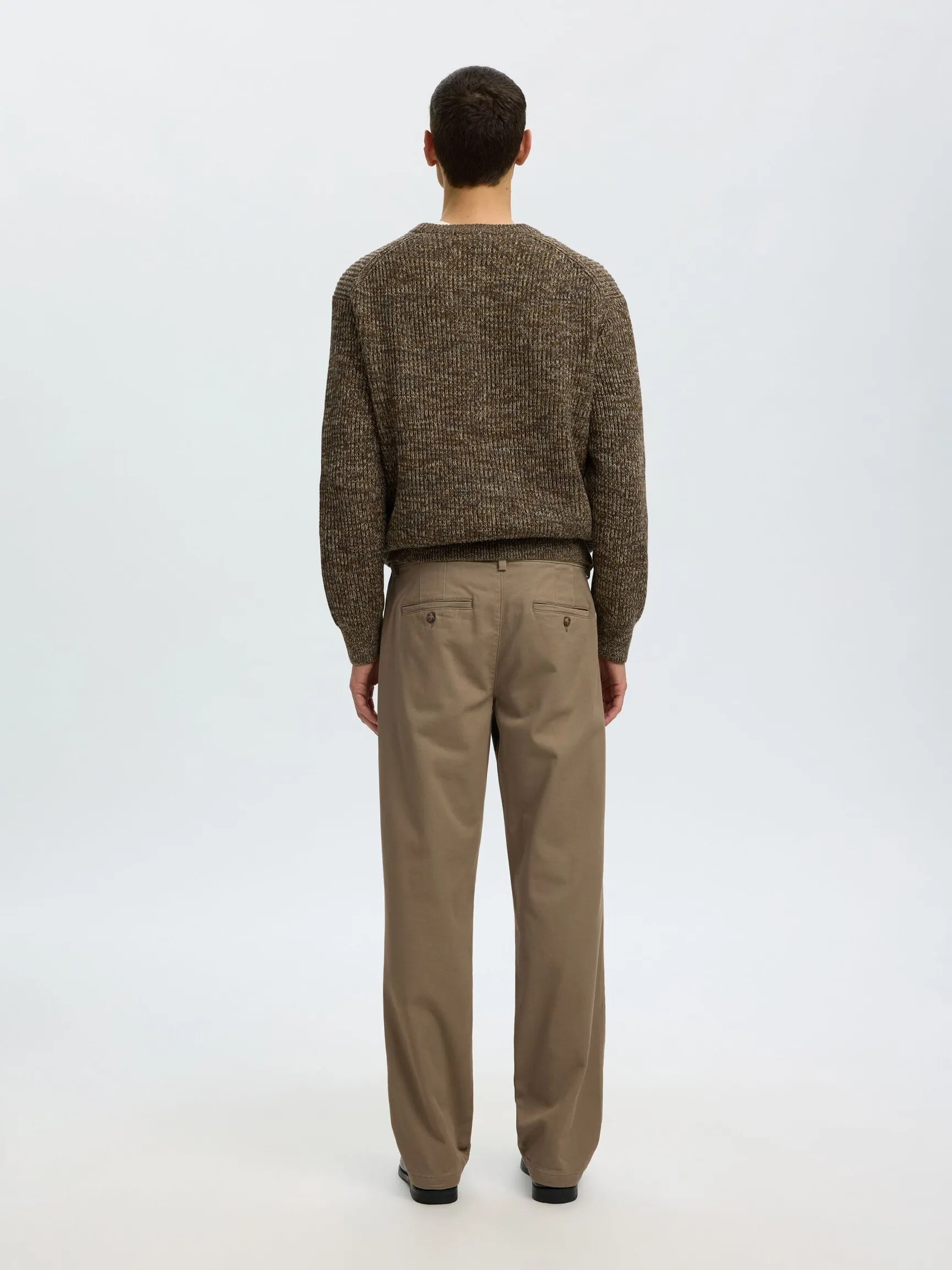 STRAIGHT FIT CHINOS