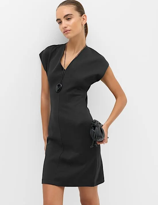 Mini-Säulenkleid mit hohem Baumwollanteil und V-Ausschnitt