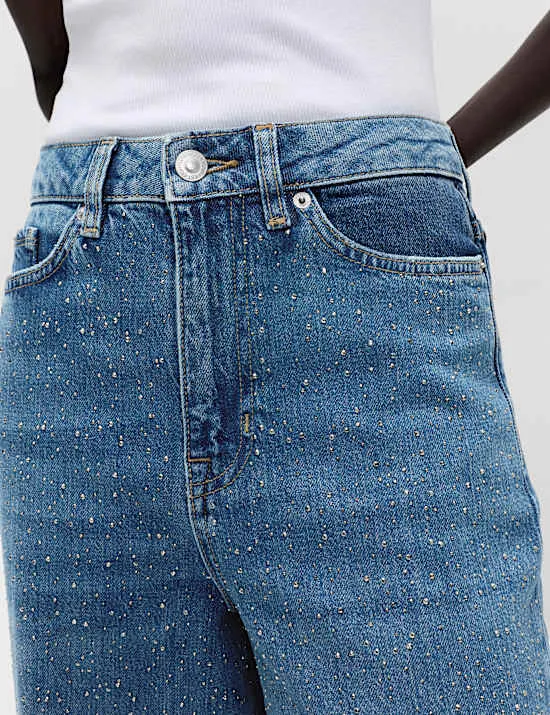 Hoch geschnittene Jeans mit weitem Bein und Verzierungen