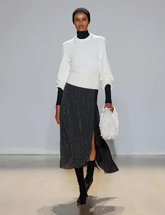 Asymmetrischer Hi-Low-Rock mit Plissee und Polkadot-Print