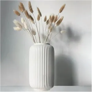 Jarrón de plástico blanco acanalado de 20 cm de altura para hierba de la Pampa, jarrón decorativo para centro de mesa.