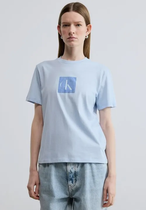 CLASSIC FIT MONOGRAM TEE - T-shirts med print - breezy blue