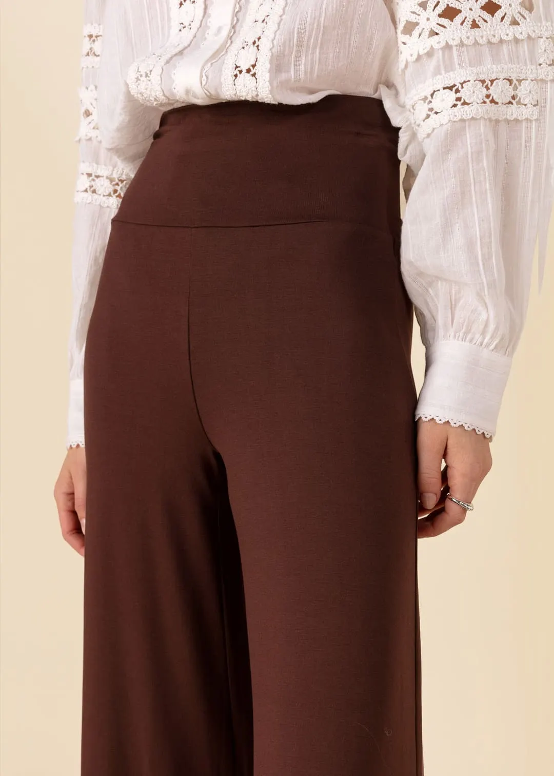 Mörkbruna högmidjade byxor