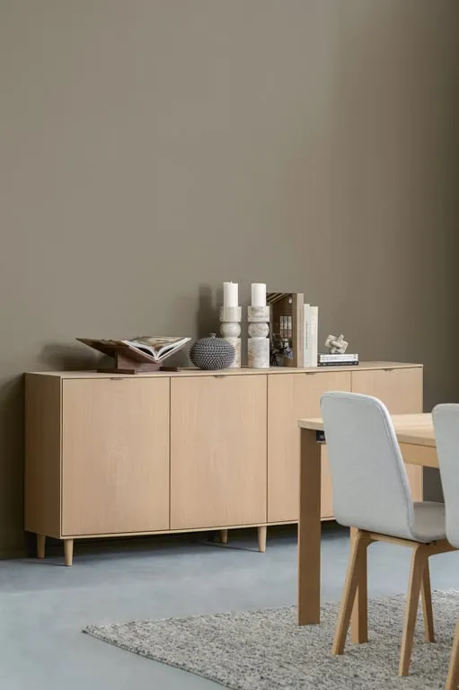 Editions by Skovby skjenk 424 197 x 46, H 80 cm, 4 dører og 2 skuffer, hvitoljet eik