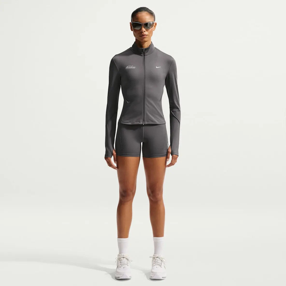 Tettsittende løpeshorts med høyt liv til dame (8 cm)