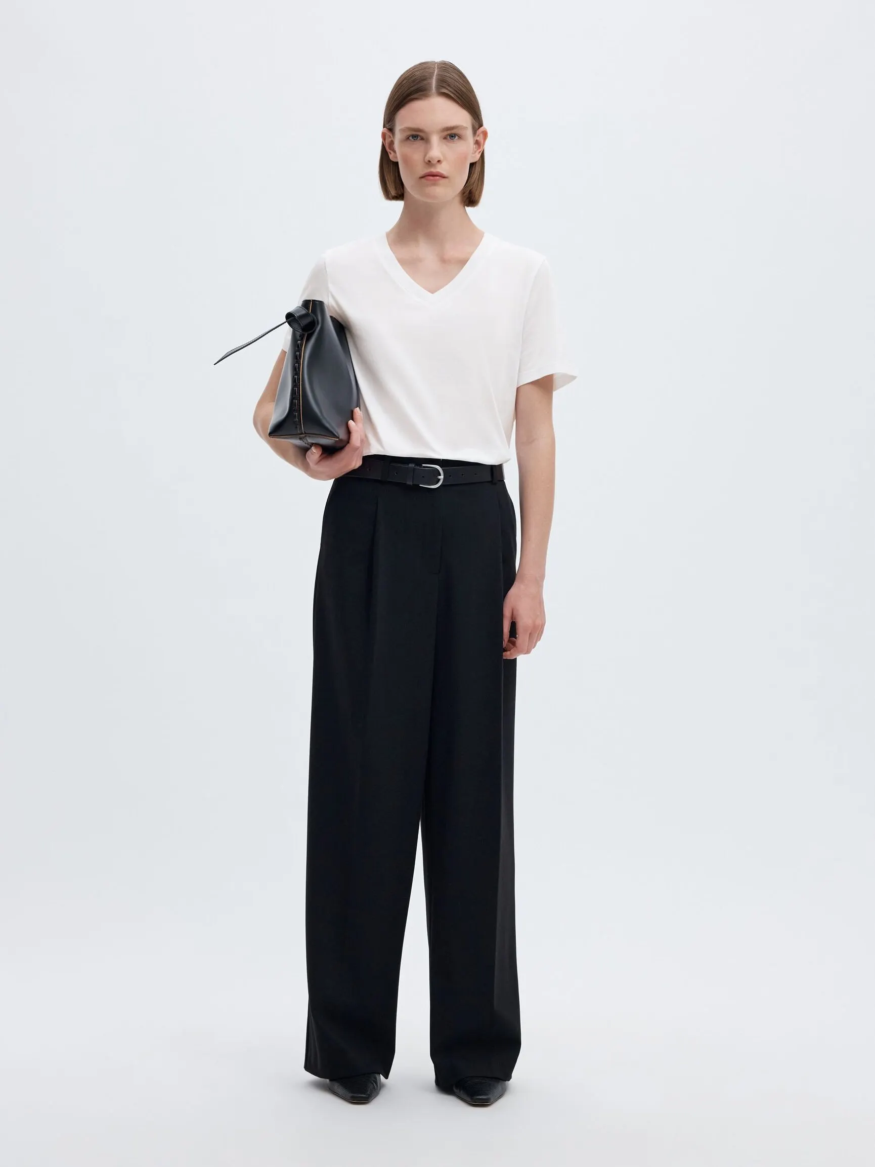 KLASSISK V-NECK T-SKJORTE