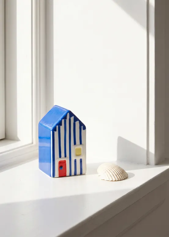 Dekorativt blåstripet strandhus - 10 cm