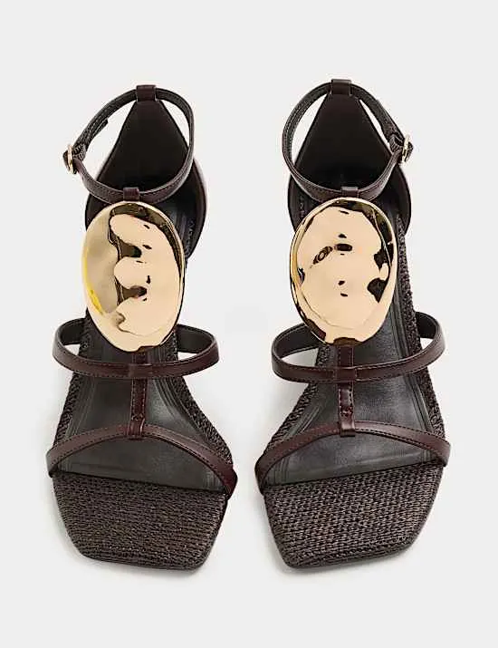 Riemensandalen mit Keilabsatz und Goldbesatz