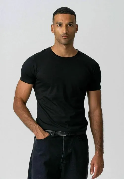 MUSCLE - T-shirts - black
