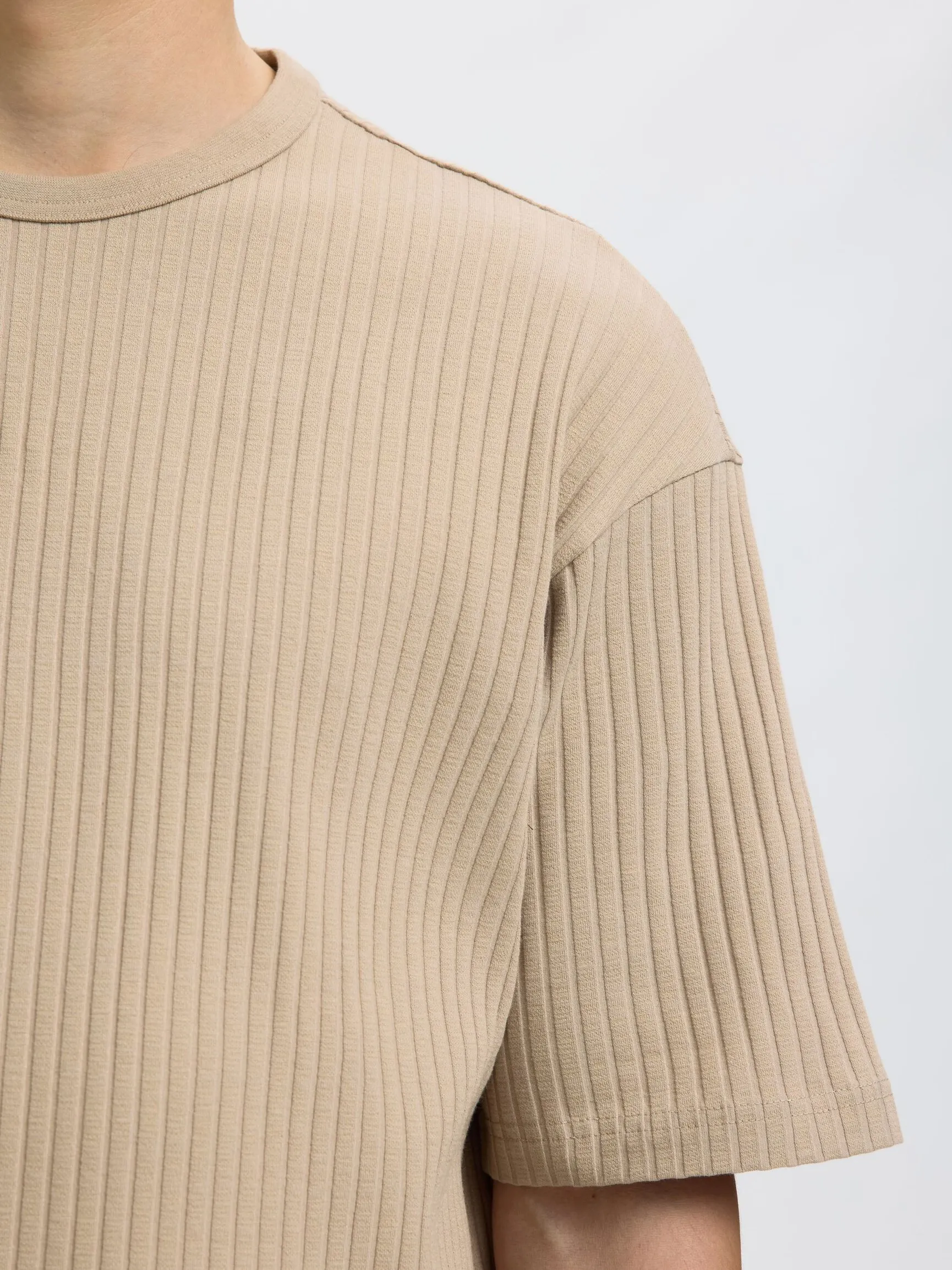 RELAXED FIT RIBBET T-SKJORTE
