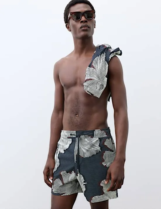 Schwimmshorts mit linearem Blümchenaufdruck und Taschen