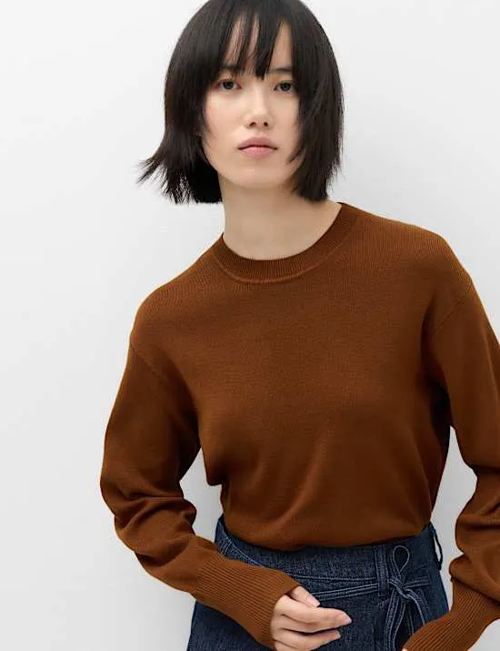 Taillierter Pullover in schmaler Passform mit Rundhalsausschnitt
