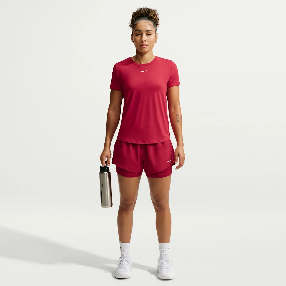 Dri-FIT 2-i-1 dameshorts med mellomhøyt (8 cm)