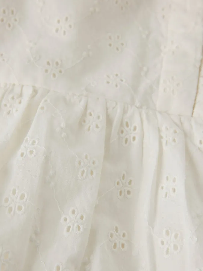 Myk og behagelig musselin med søte volanger