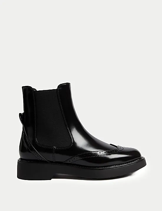 Flache Chelsea-Stiefel mit Brogue-Detail