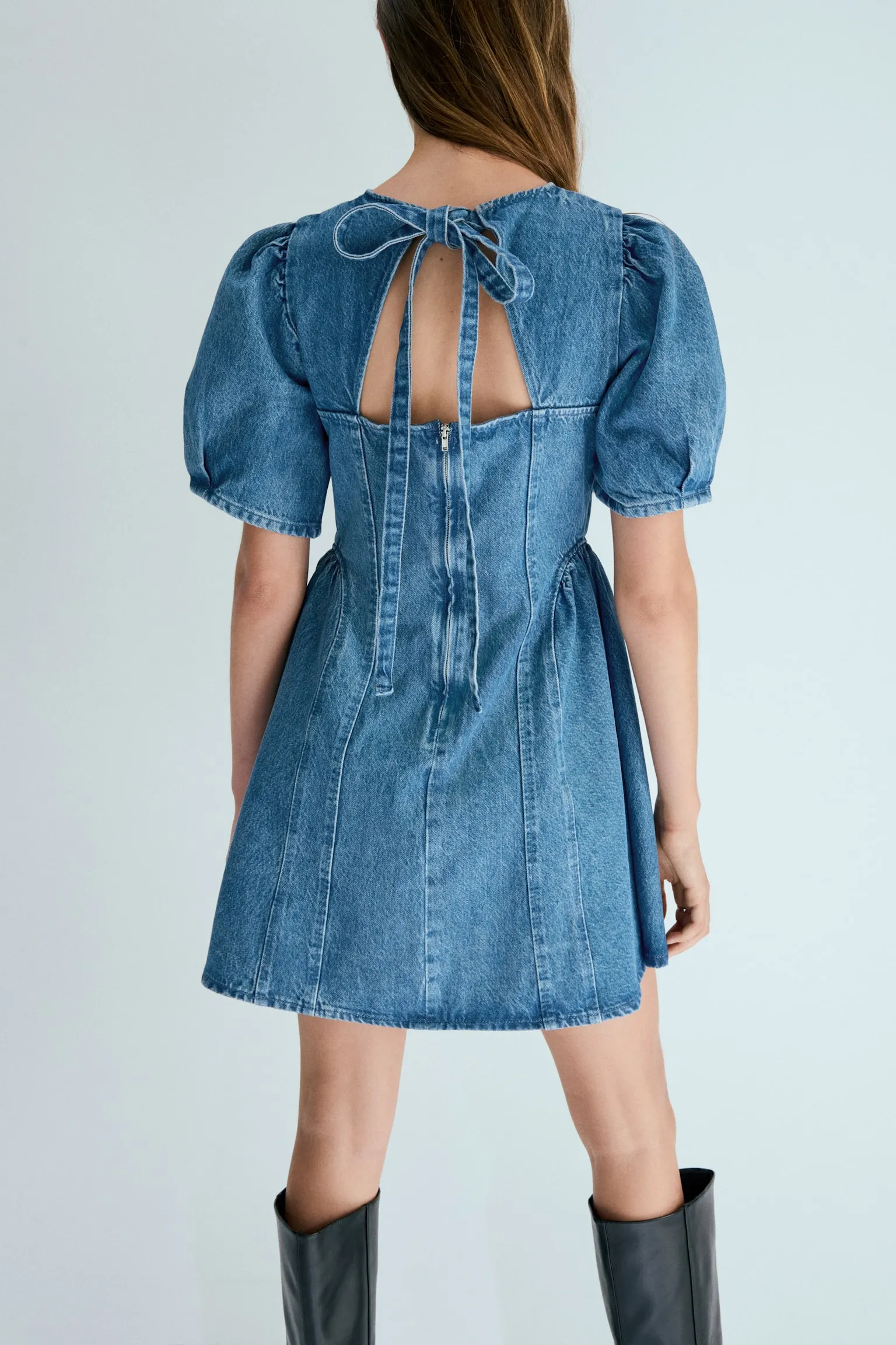 Vestido de denim con falda acampanada
