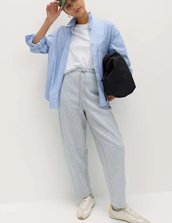 Knöchellange schmal zulaufende Jogginghosen mit hohem Baumwollanteil